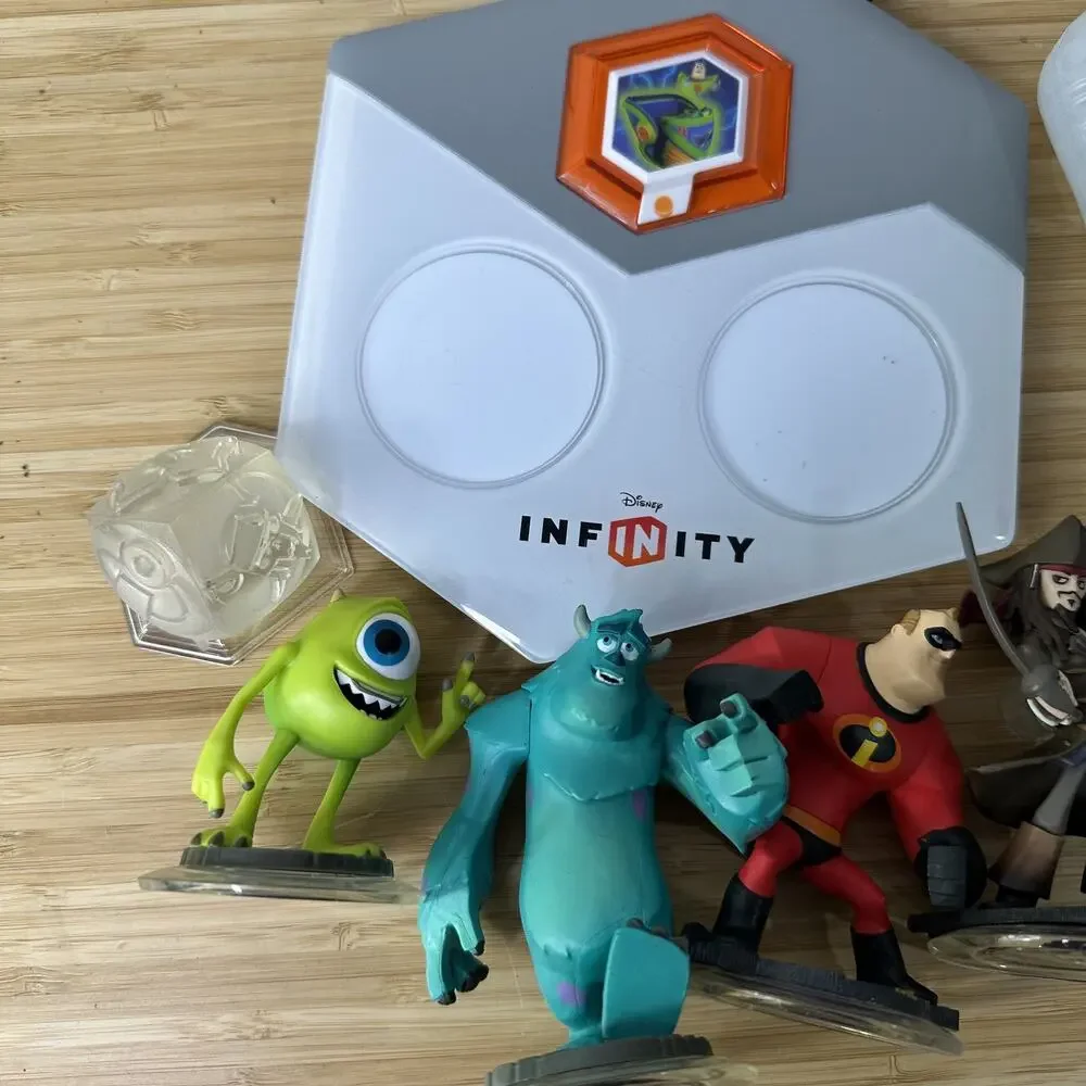 Disney Infinity Base Set USB Portal With 4 Figures Power Discs‎ Wii Game Lot